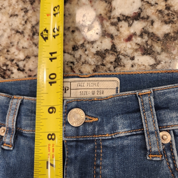 BNWT Free People Shark Bite Mid Rise Distressed Skinny Jeans - Picture 4 of 7